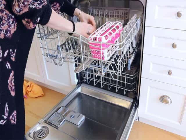 clean dish washer with white vinegar